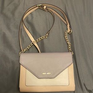 Cross bag!! Nine West! Small Gold inside!! Good condition!